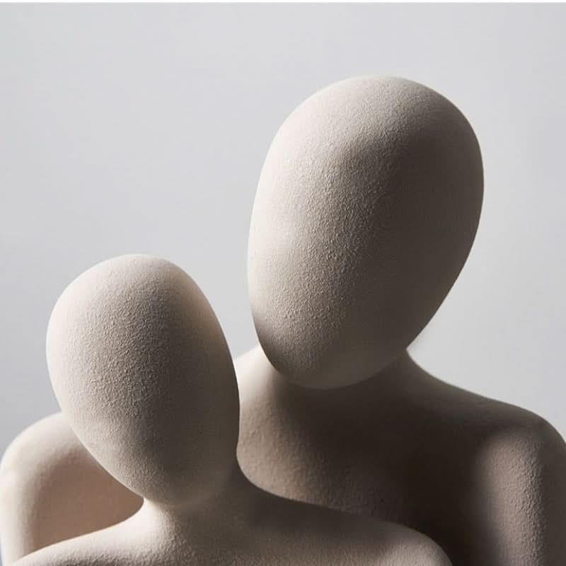 Moderne skulptur som symboliserer bånd og ømhet 