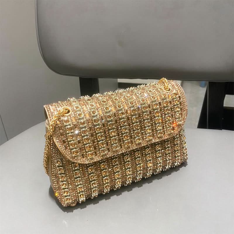 Záříte večer s touto glamurozní kabelkou s kamínky 