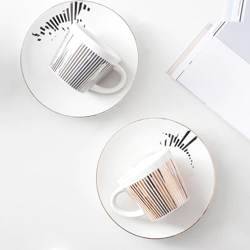 En stilfull kafé med en kopp som avslører en hemmelighet 