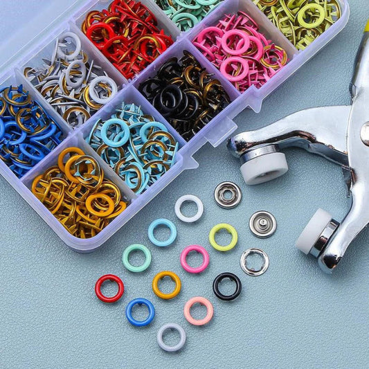 Fijación sin costuras: botones a presión fáciles de colocar 